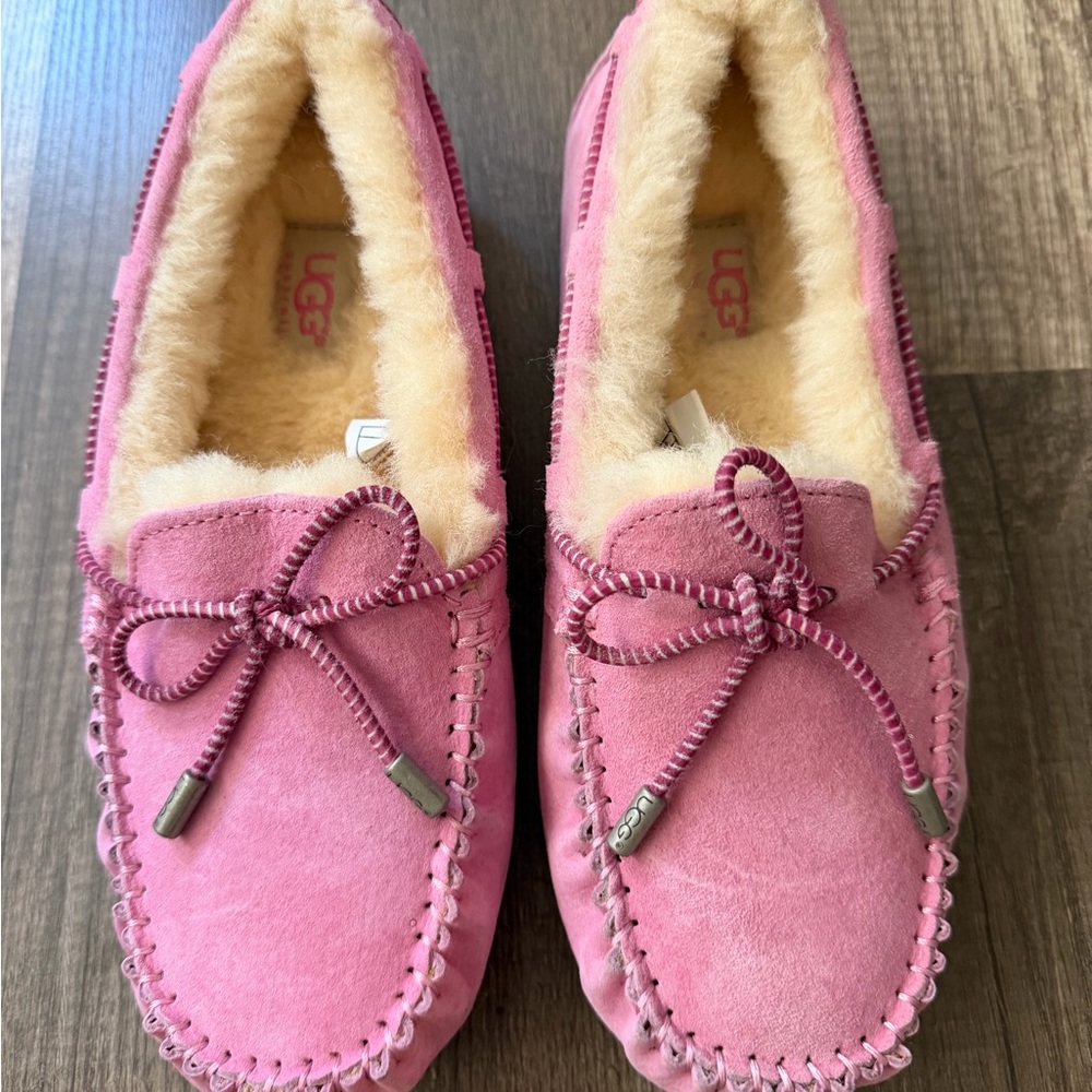 UGG NEW Pink Suede Moccasin Slippers with Cream Shearling size women’s 6 - Picture 2 of 9